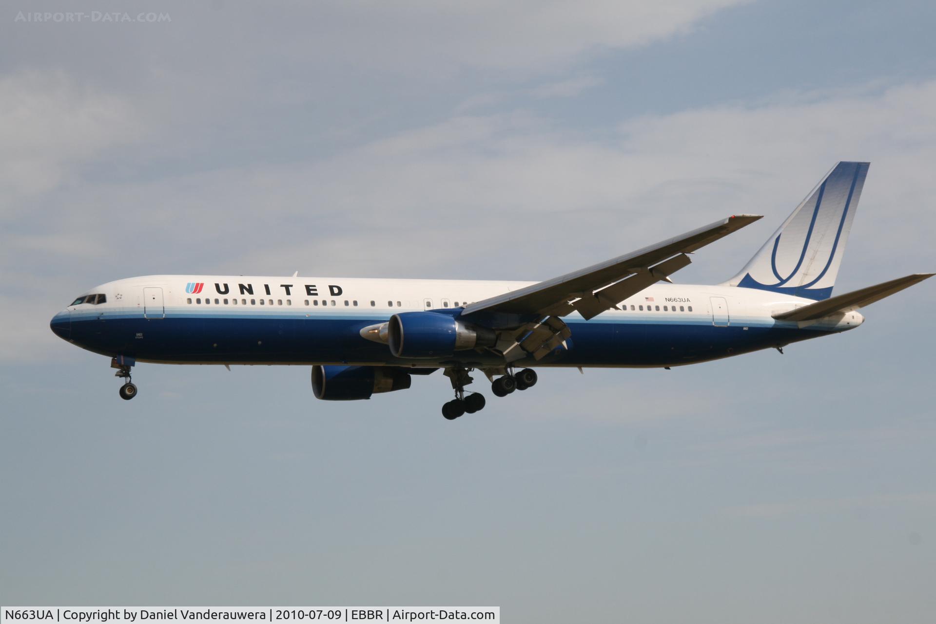 N663UA, 1993 Boeing 767-322 C/N 27160, Flight UA972 is arriving to RWY 25L