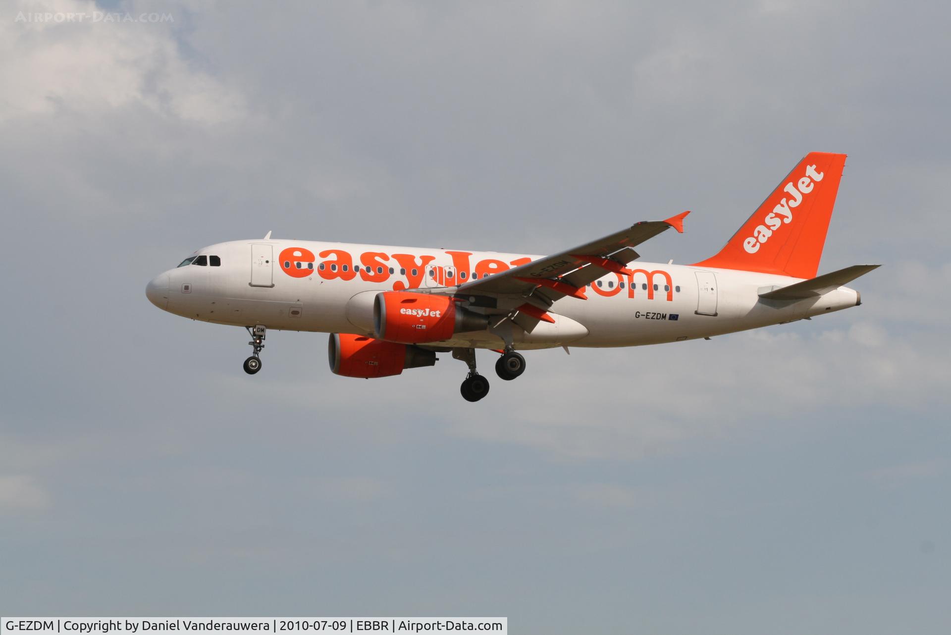 G-EZDM, 2008 Airbus A319-111 C/N 3571, Flight EZY2795 is descending to RWY 25L