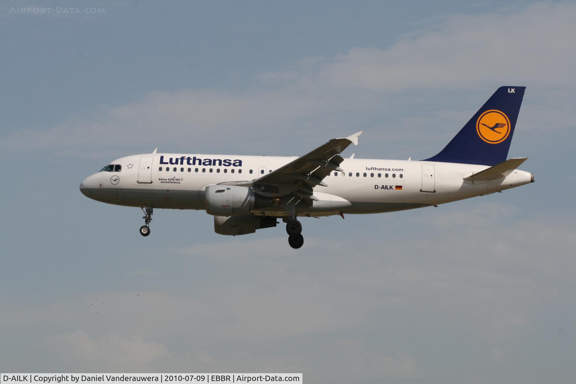 D-AILK, 1997 Airbus A319-114 C/N 679, Flight LH4602 is descending to RWY 25L