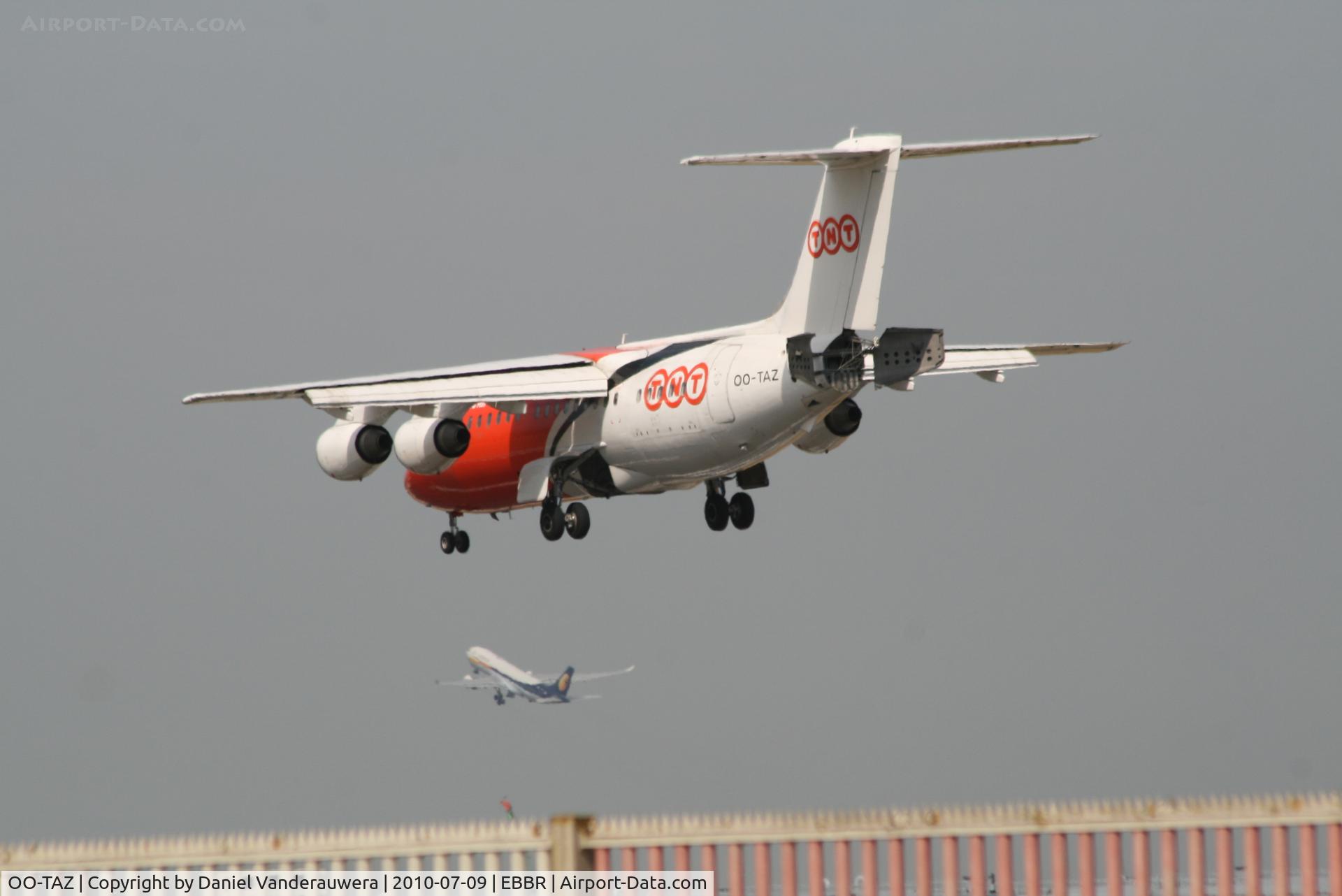 OO-TAZ, 1991 British Aerospace BAe.146-200QC Quick Change C/N E2188, OO-TAZ is landing on RWY 25L while VT-JWF is taking off from RWY 25R