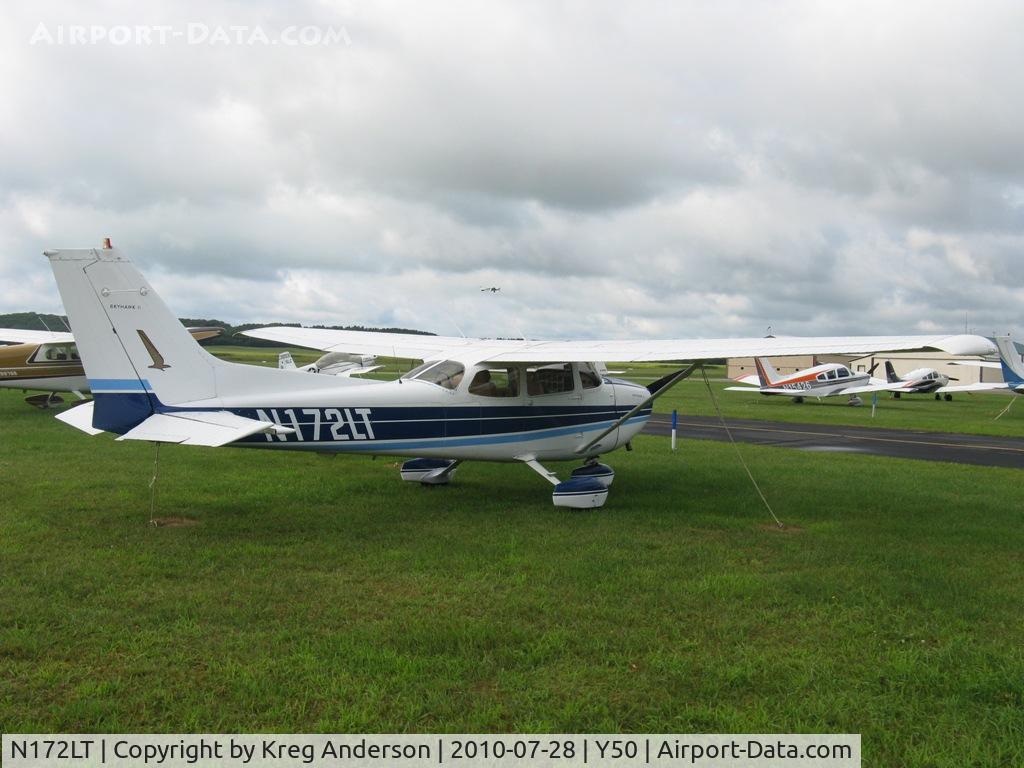 N172LT, 1978 Cessna 172N C/N 17270480, Cessna 172N Skyhawk in the grass.
