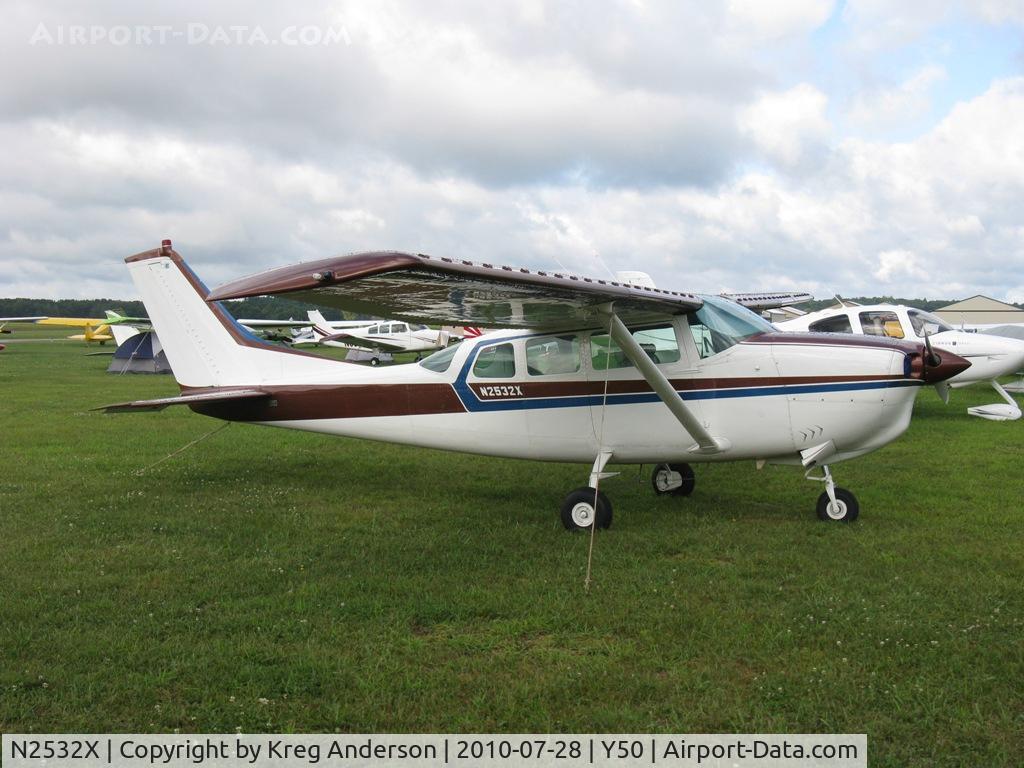 N2532X, 1964 Cessna P206 Super Skylane C/N P206-0032, Cessna P206 Stationair in the grass.