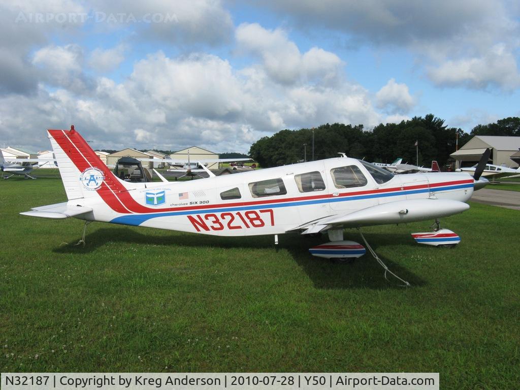 N32187, 1974 Piper PA-32-300 Cherokee Six C/N 32-7540021, Piper PA-32-200 Cherokee Six in the grass.