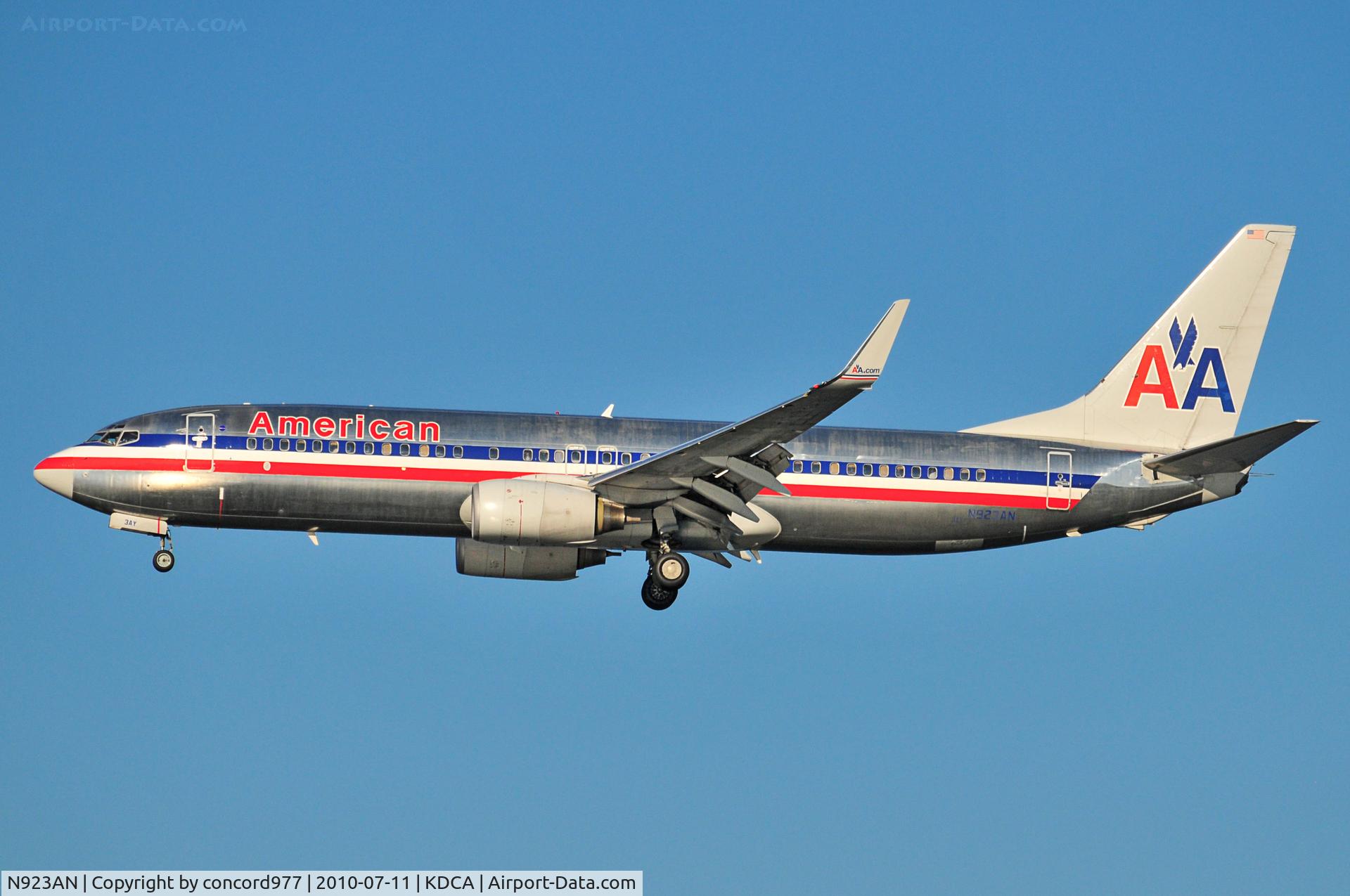 N923AN, 1999 Boeing 737-823 C/N 29524, Seen at KDCA on 7/11/2010