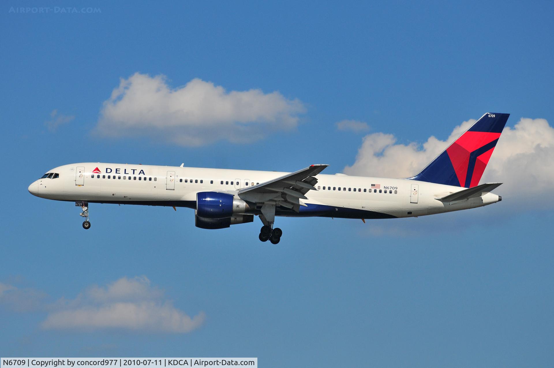 N6709, 2000 Boeing 757-232 C/N 30481, Seen at KDCA on 7/11/2010