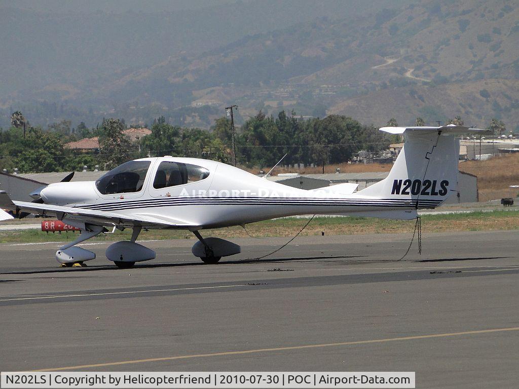 N202LS, 2004 Diamond DA-40 Diamond Star C/N 40.459, Parked in transient parking waiting for pilot and passenger to return