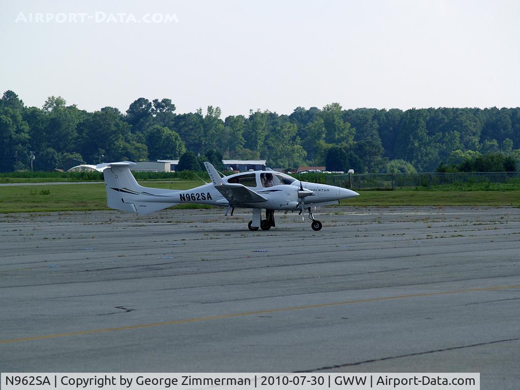 N962SA, 2007 Diamond DA-42 Twin Star C/N 42.AC095, Arrival Taxi @ homebase, Goldsboro-Wayne