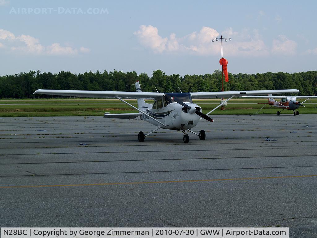 N28BC, 2000 Cessna 172R C/N 17280901, Short-term apron parking @ Goldsboro-Wayne