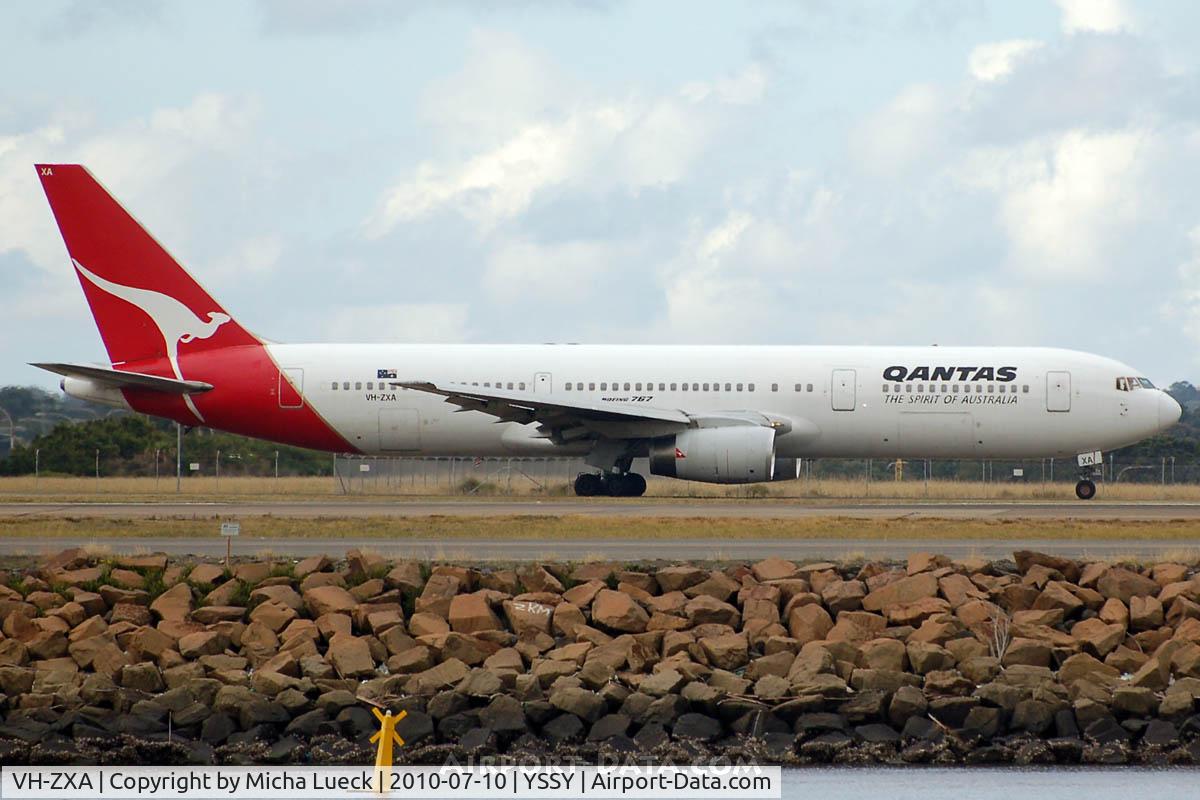 VH-ZXA, 1990 Boeing 767-336 C/N 24337, At Sydney