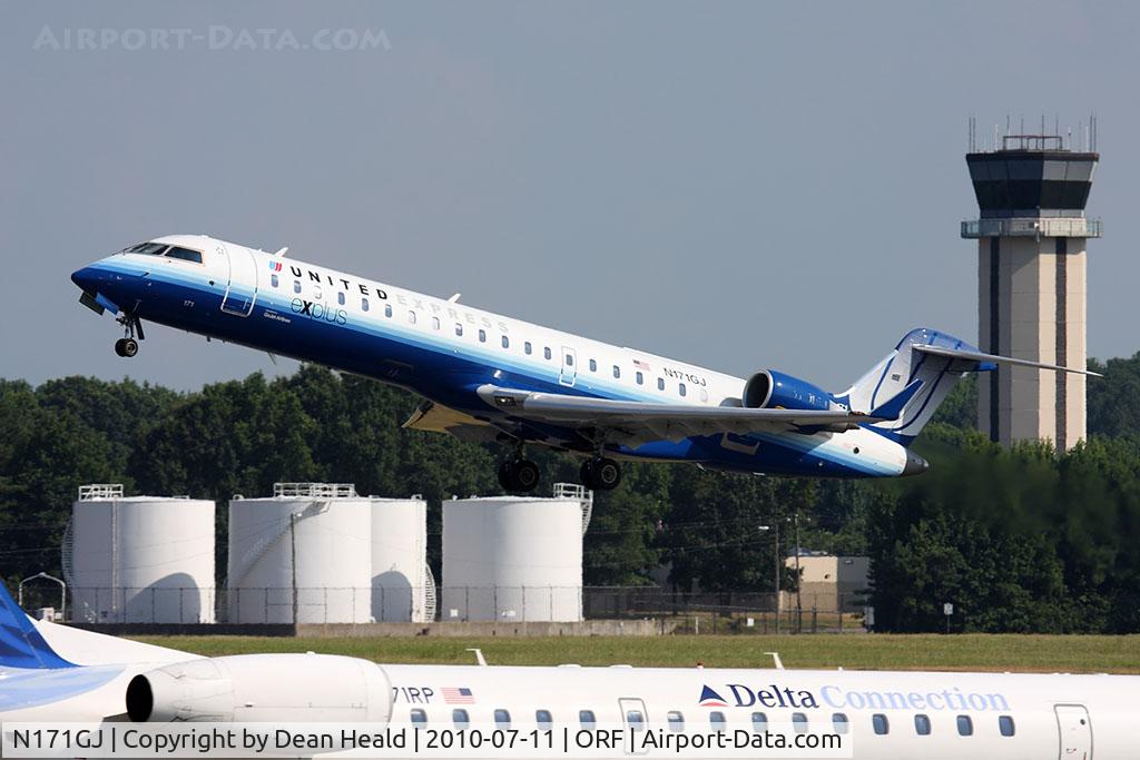 N171GJ, Bombardier CRJ-702ER NG (CL-600-2C10) Regional Jet C/N 10282, United Express (GoJet Airlines) N171GJ (FLT GJS7465) departing RWY 5 en route to Washington Dulles Int'l (KIAD).