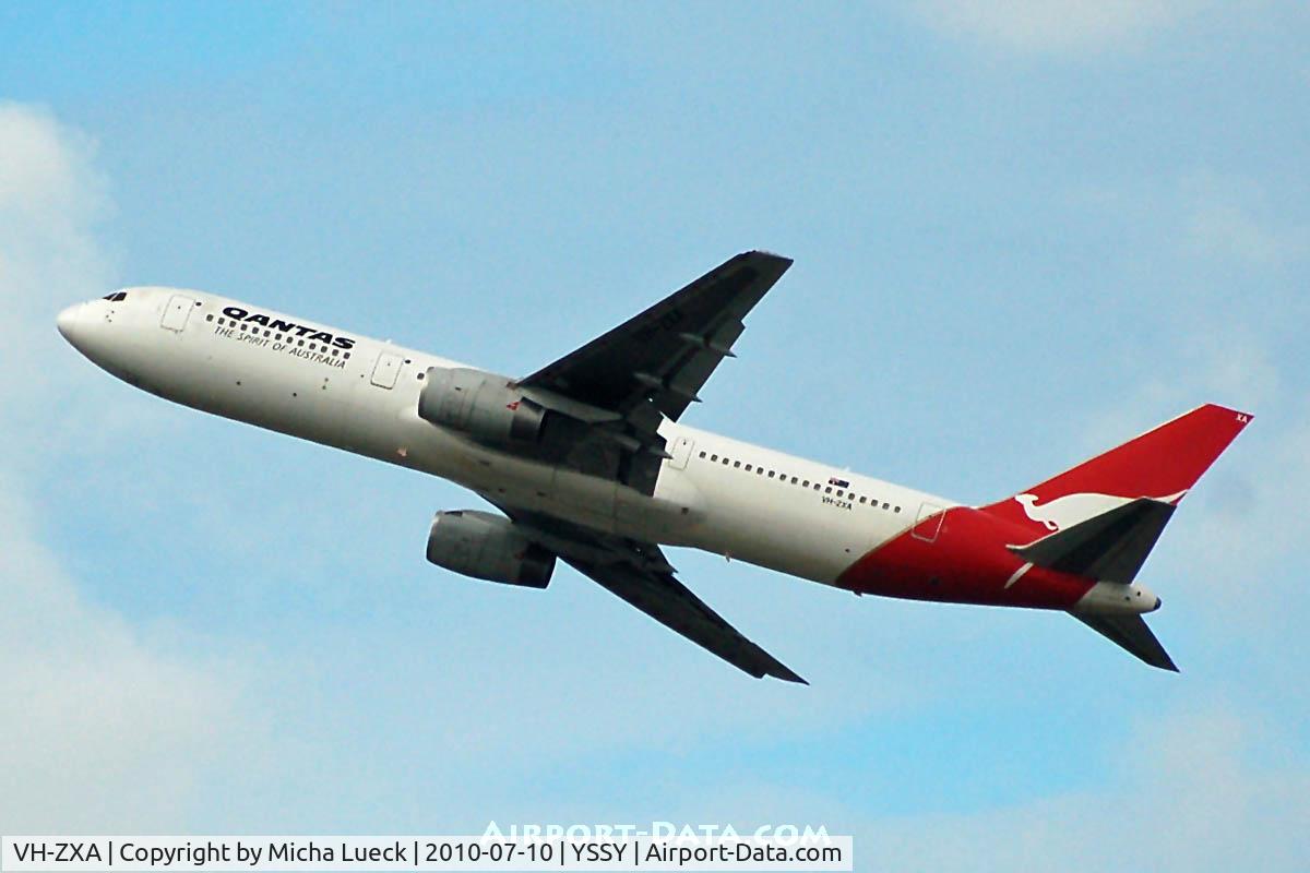 VH-ZXA, 1990 Boeing 767-336 C/N 24337, At Sydney