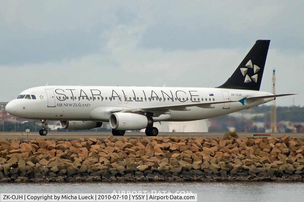 ZK-OJH, 2004 Airbus A320-232 C/N 2257, At Sydney