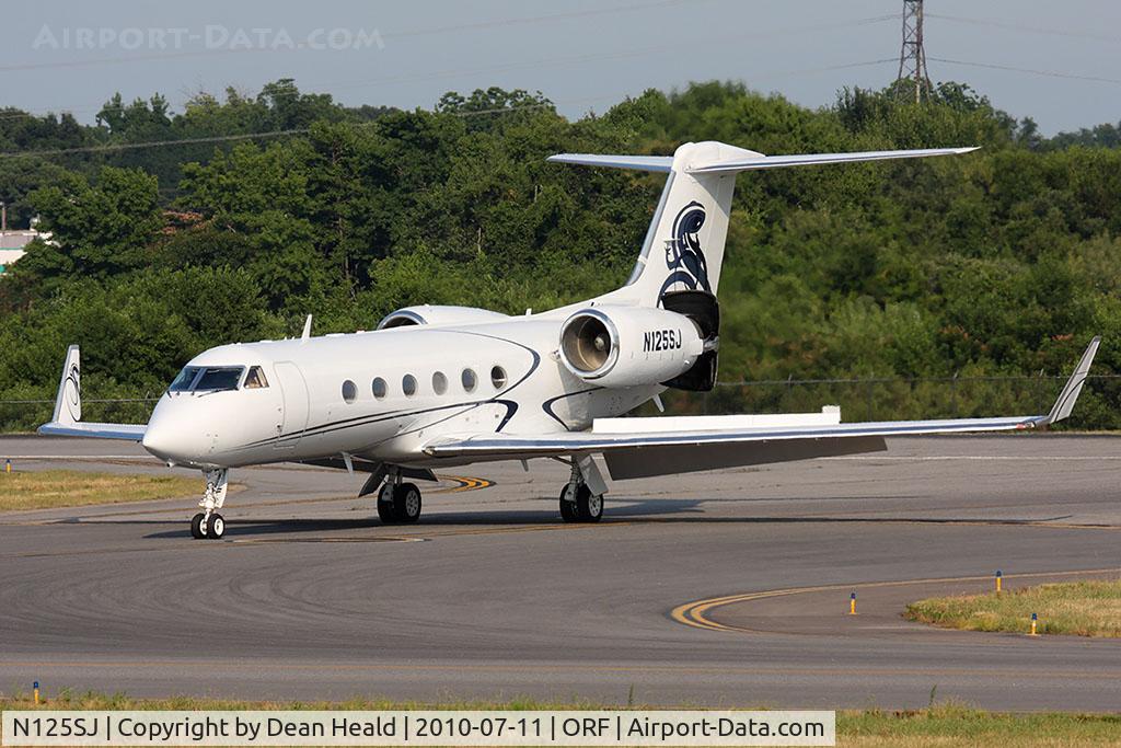 N125SJ, 1999 Gulfstream Aerospace G-IV C/N 1368, Salamander Services LLC 1999 Gulfstream G-IV N125SJ exiting RWY 5 at Taxiway Echo after landing.