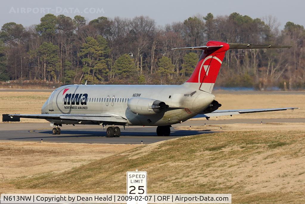 N613NW, 1969 Douglas DC-9-32 C/N 47438, Here is a good example showing how the elevators can operate independently on the DC-9. As you can see, the right elevator is in the up position, while the left elevator is in the neutral position.