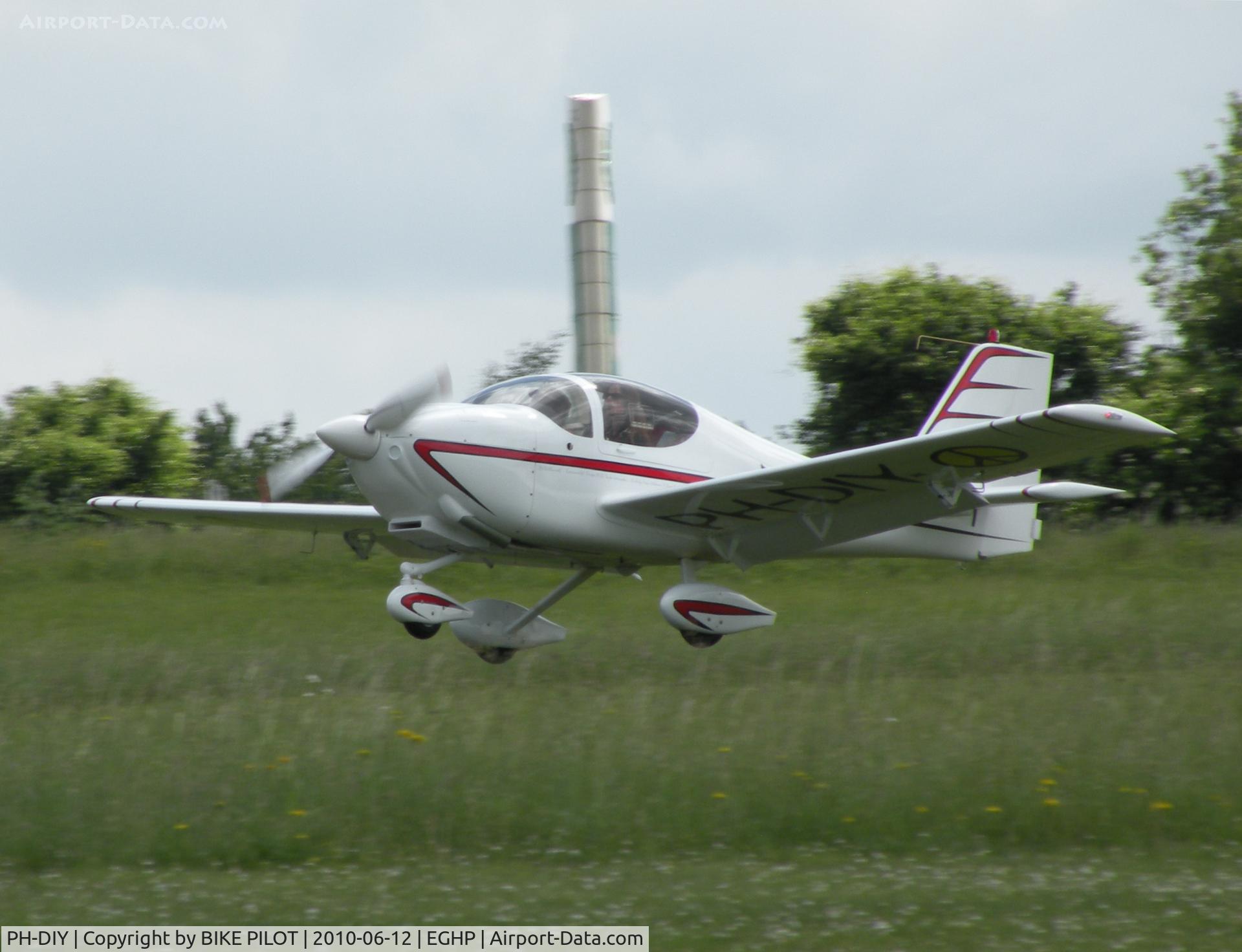 PH-DIY, 2009 Europa XS Tri-Gear C/N 589, VISITING DUTCH EUROPA XS JUST PRIOR TO TOUCH DOWN ON RWY 03