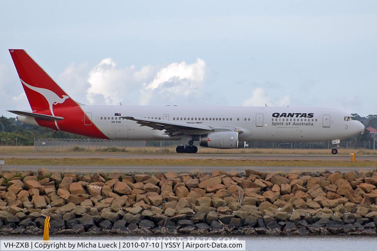 VH-ZXB, 1990 Boeing 767-336 C/N 24338, At Sydney