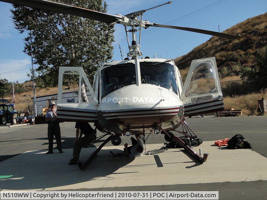 N510WW, 2008 Bell 210 C/N 21003, Insuring all electrical connections and hook are secured