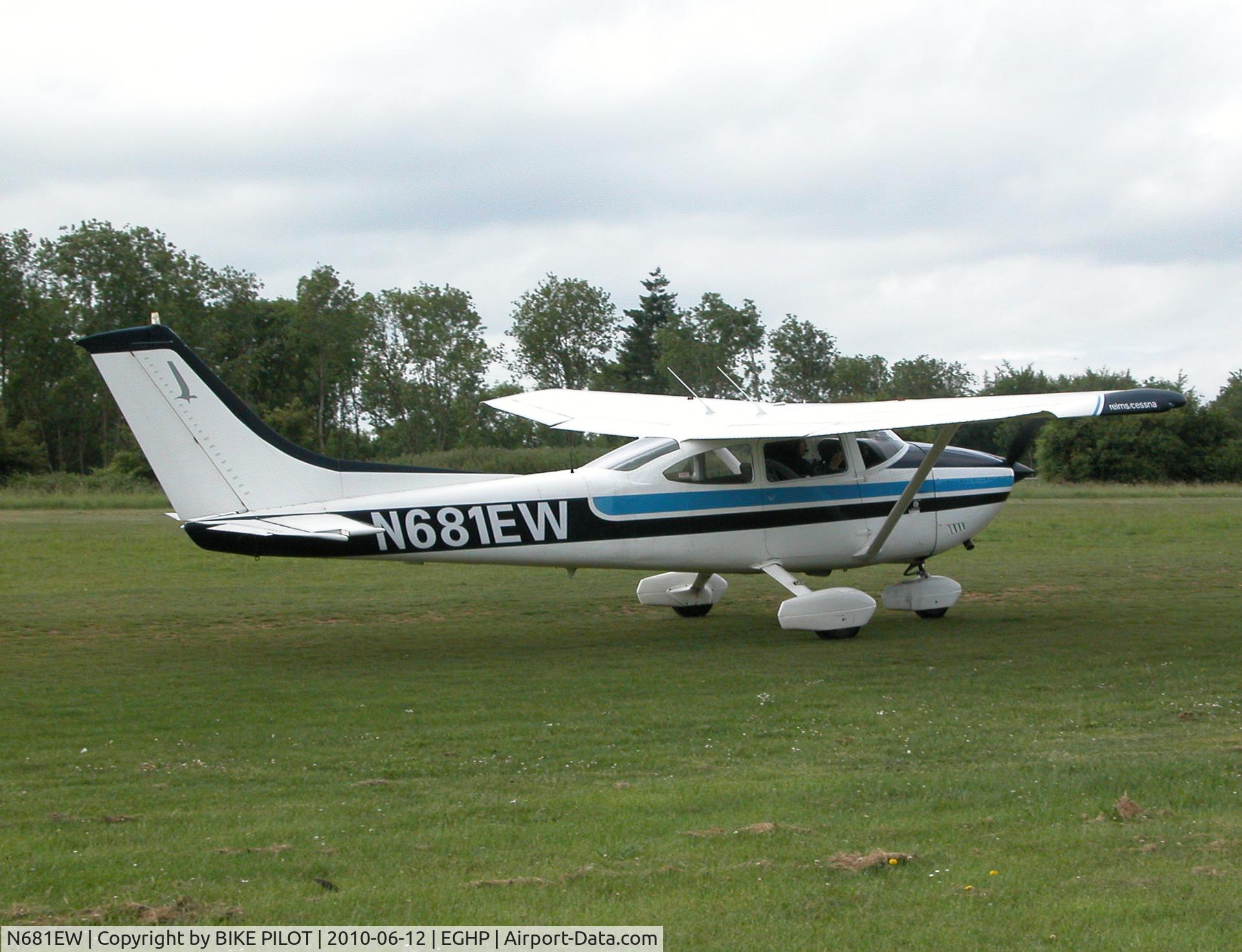 N681EW, 1977 Reims F182Q C/N F1820039, TAXYING PAST THE CLUB HOUSE