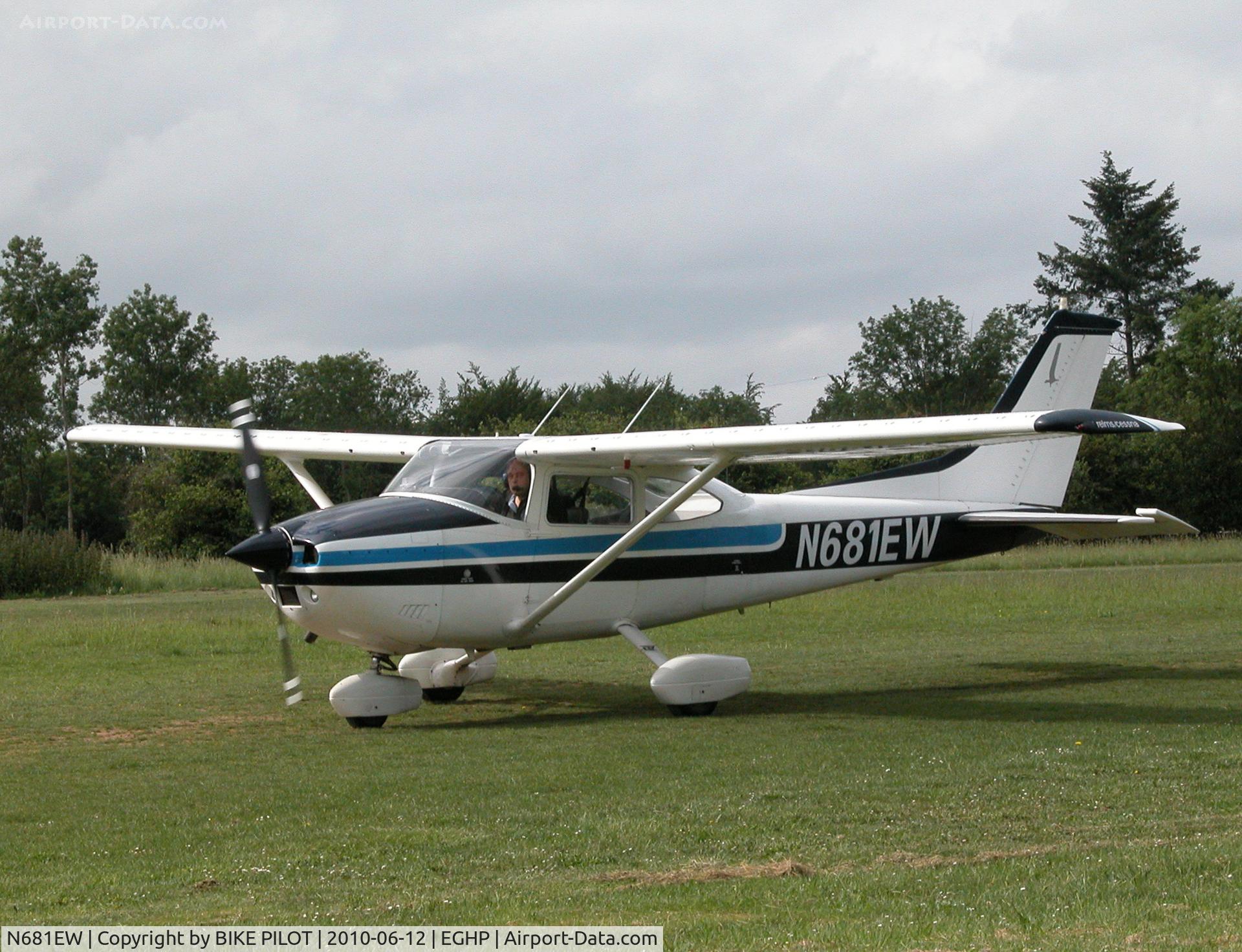 N681EW, 1977 Reims F182Q C/N F1820039, TAXYING PAST THE CLUB HOUSE
