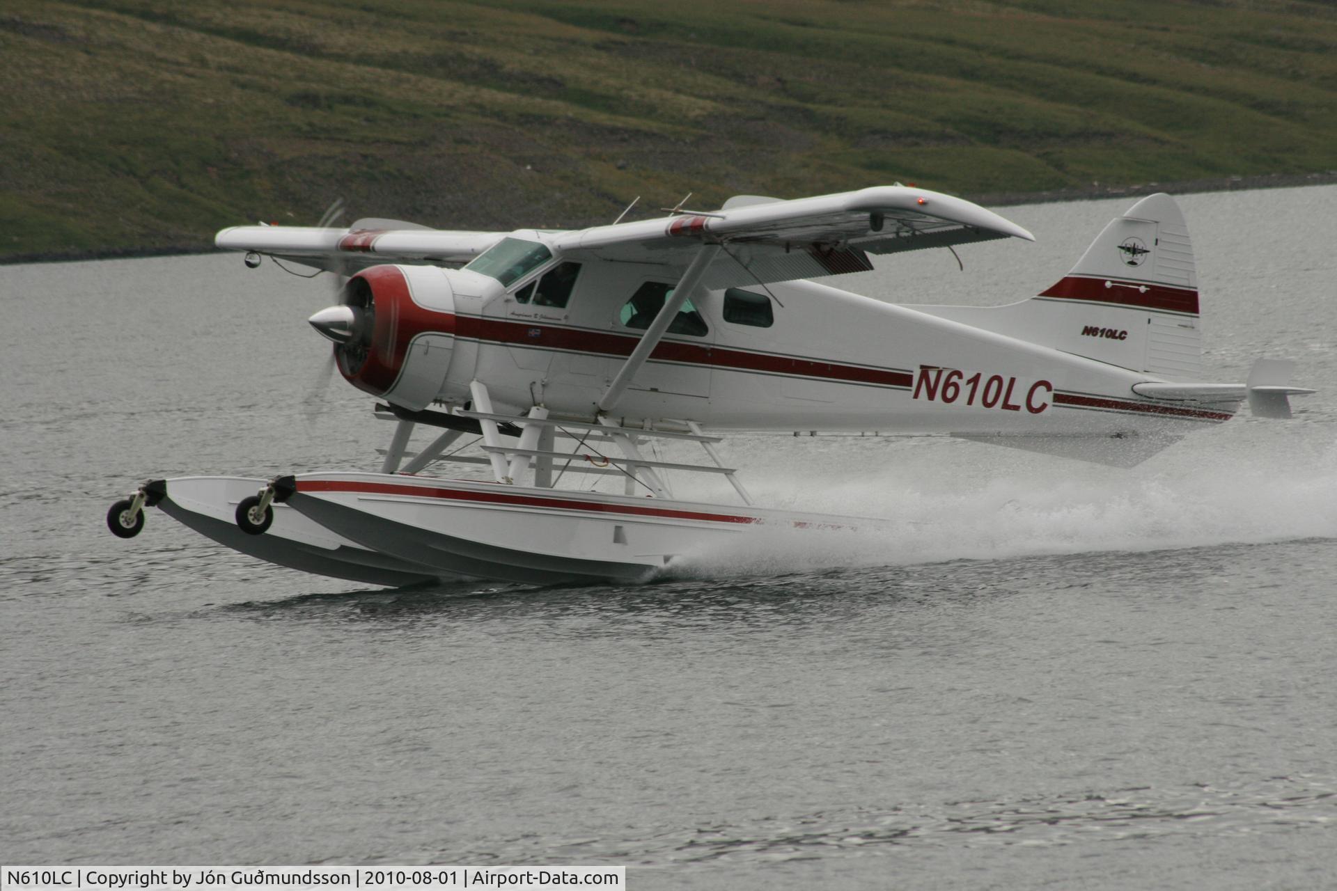 N610LC, 1960 De Havilland Canada DHC-2 Beaver Mk.1 C/N 1446, Lending á Norðfjarðarfirði 1 ágúst 2010 þegar hátíðarhöld á Neistaflugi stóðu sem hæðst börnum og fullornum til ánægju.