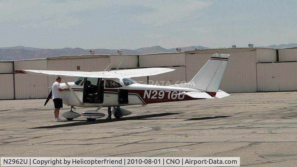 N2962U, Cessna 172D C/N 17250562, Pre-flighting before takin off