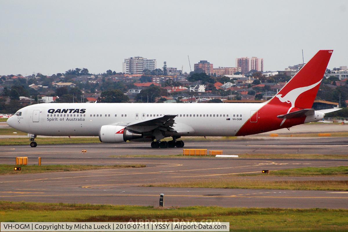VH-OGM, 1992 Boeing 767-338 C/N 25575, At Sydney