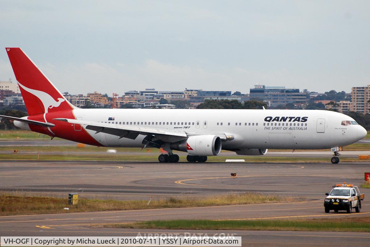 VH-OGF, 1990 Boeing 767-338 C/N 24853, At Sydney