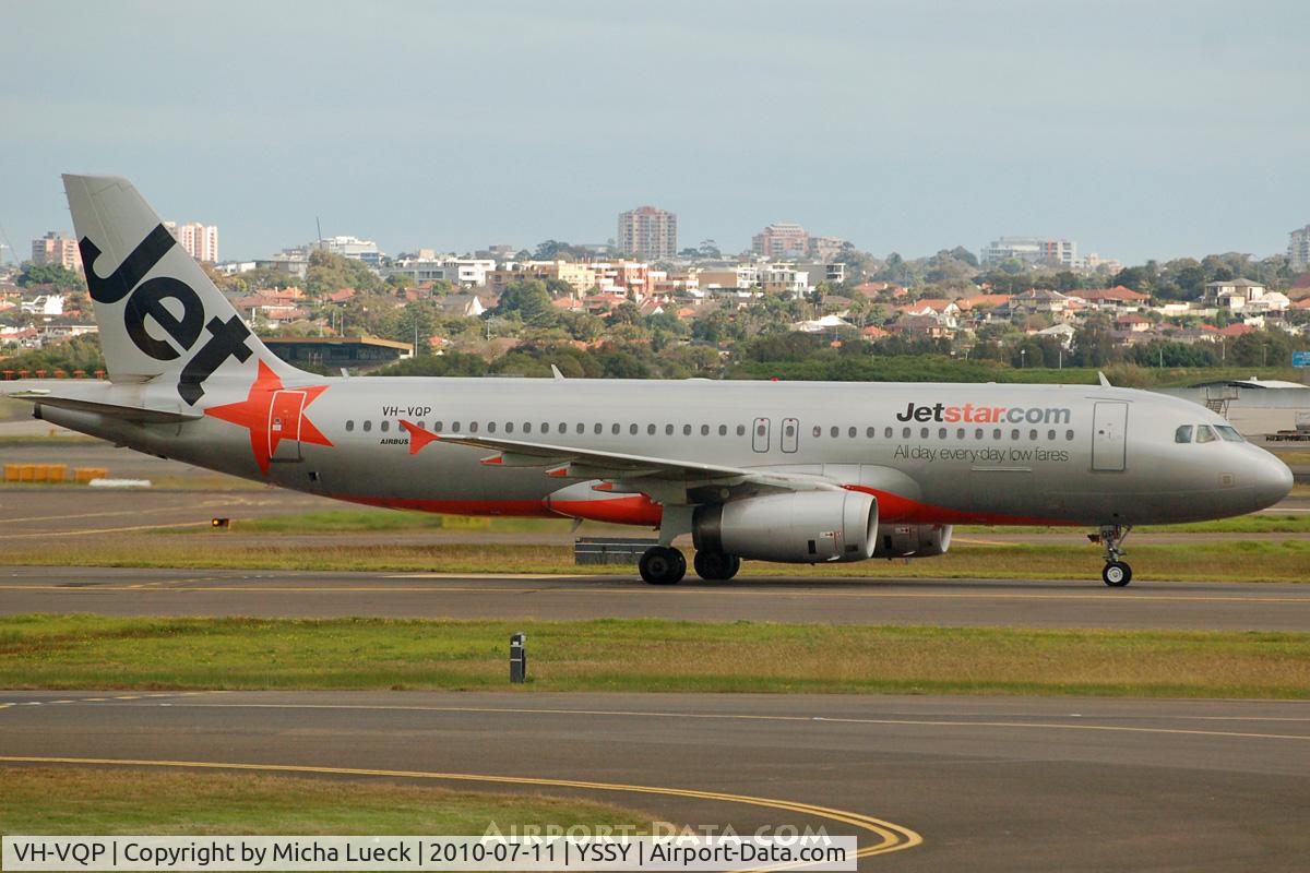 VH-VQP, 2000 Airbus A320-232 C/N 2573, At Sydney