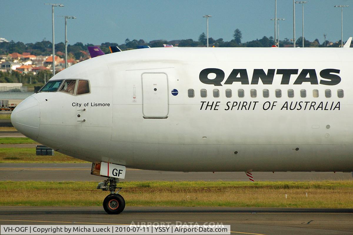 VH-OGF, 1990 Boeing 767-338 C/N 24853, At Sydney
