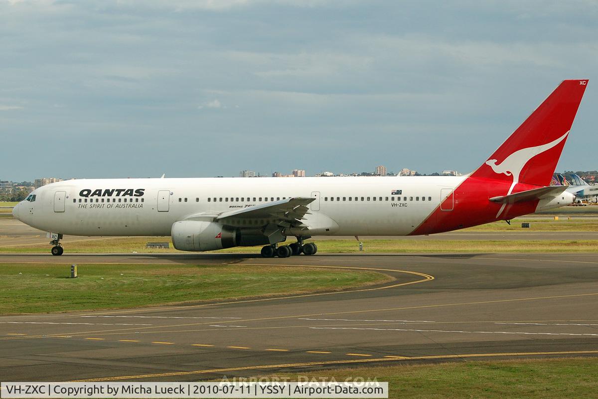 VH-ZXC, 1990 Boeing 767-336 C/N 24339, At Sydney