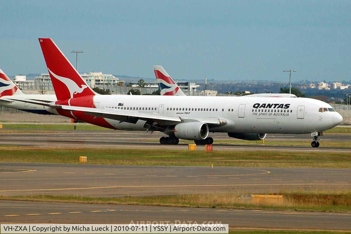 VH-ZXA, 1990 Boeing 767-336 C/N 24337, At Sydney