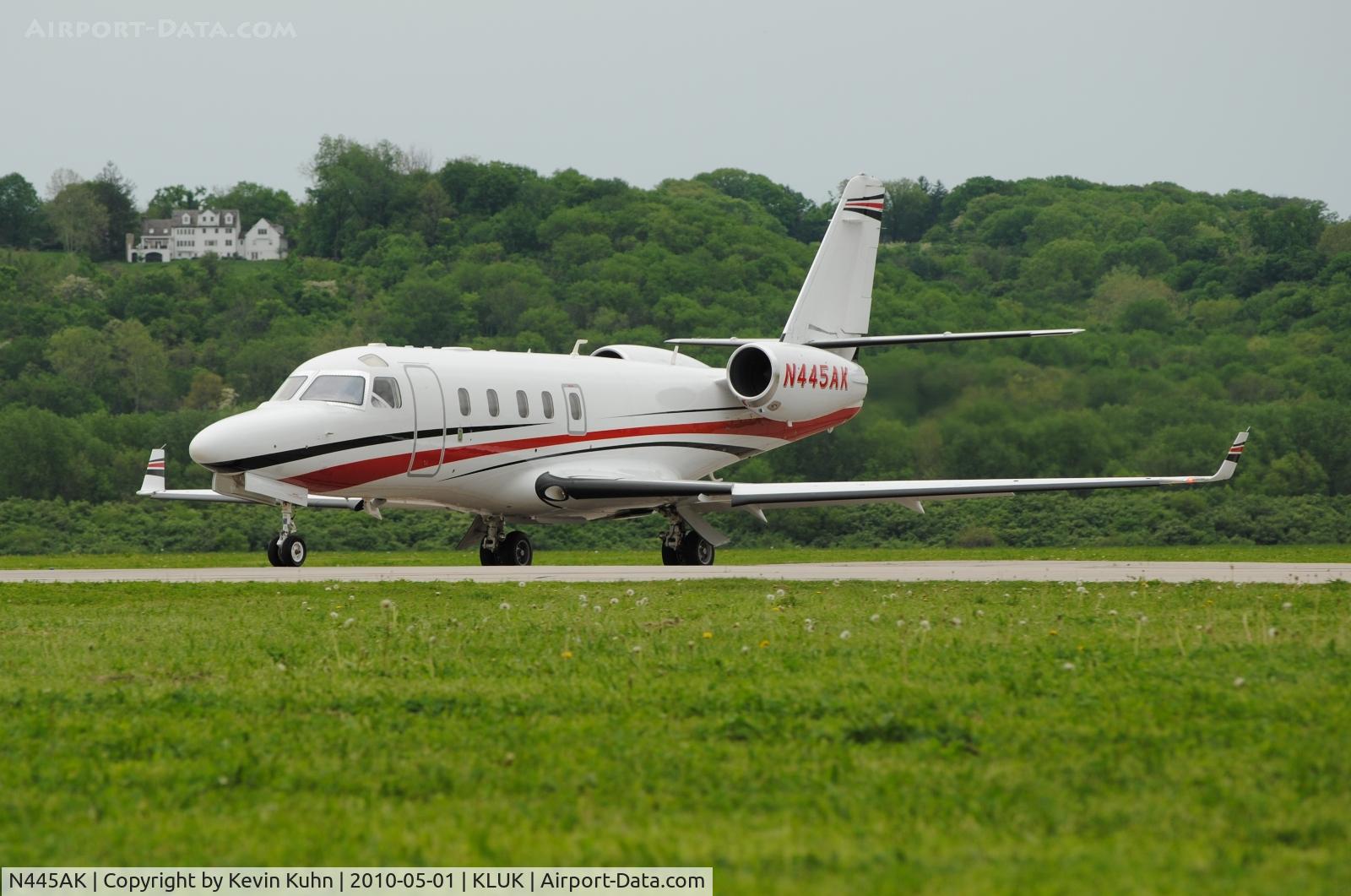 N445AK, 2005 Israel Aircraft Industries Gulfstream 100 C/N 155, AK Steel Corporate ship taxiing past the ramp during Airport Days 2010