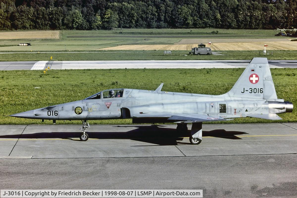 J-3016, Northrop F-5E Tiger II C/N L.1016, taxying to the activ e