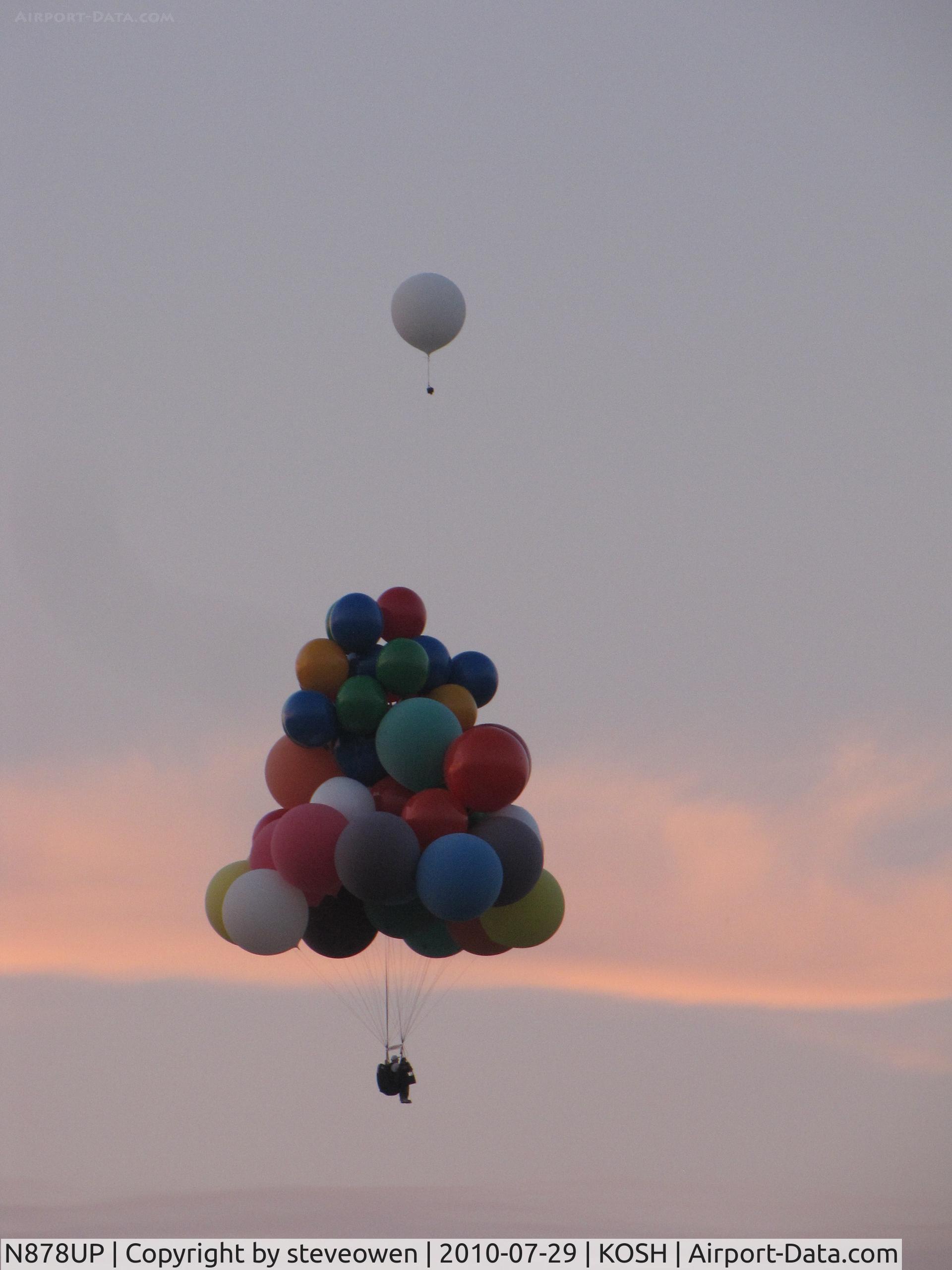 N878UP, Trappe Jonathan R CARL FREDRECKSENS C/N A-113, Cluster ballon in evening sky Oshkosh WI USA