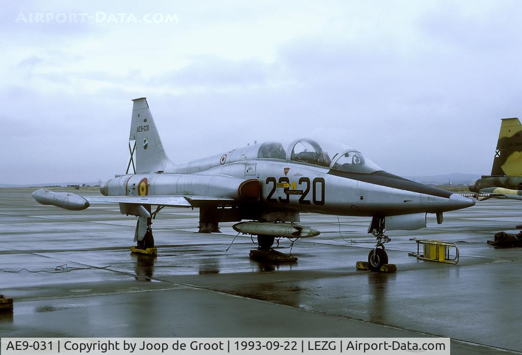 AE9-031, Northrop (CASA) SF-5B(M) Freedom Fighter C/N 2041, We happened to get some non-Spanish rain during our visit to Zaragoza. The bare metal F-5 made it still worth spending a slide.