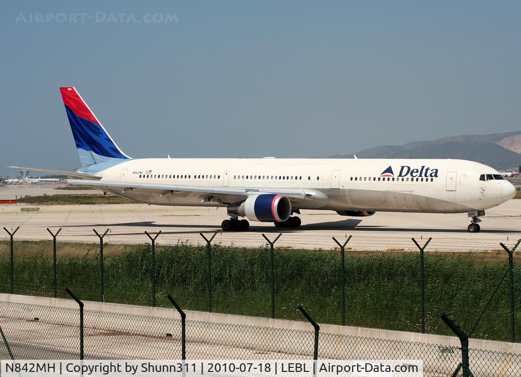 N842MH, 2001 Boeing 767-432/ER C/N 29715, Lining up rwy 25R for departure...