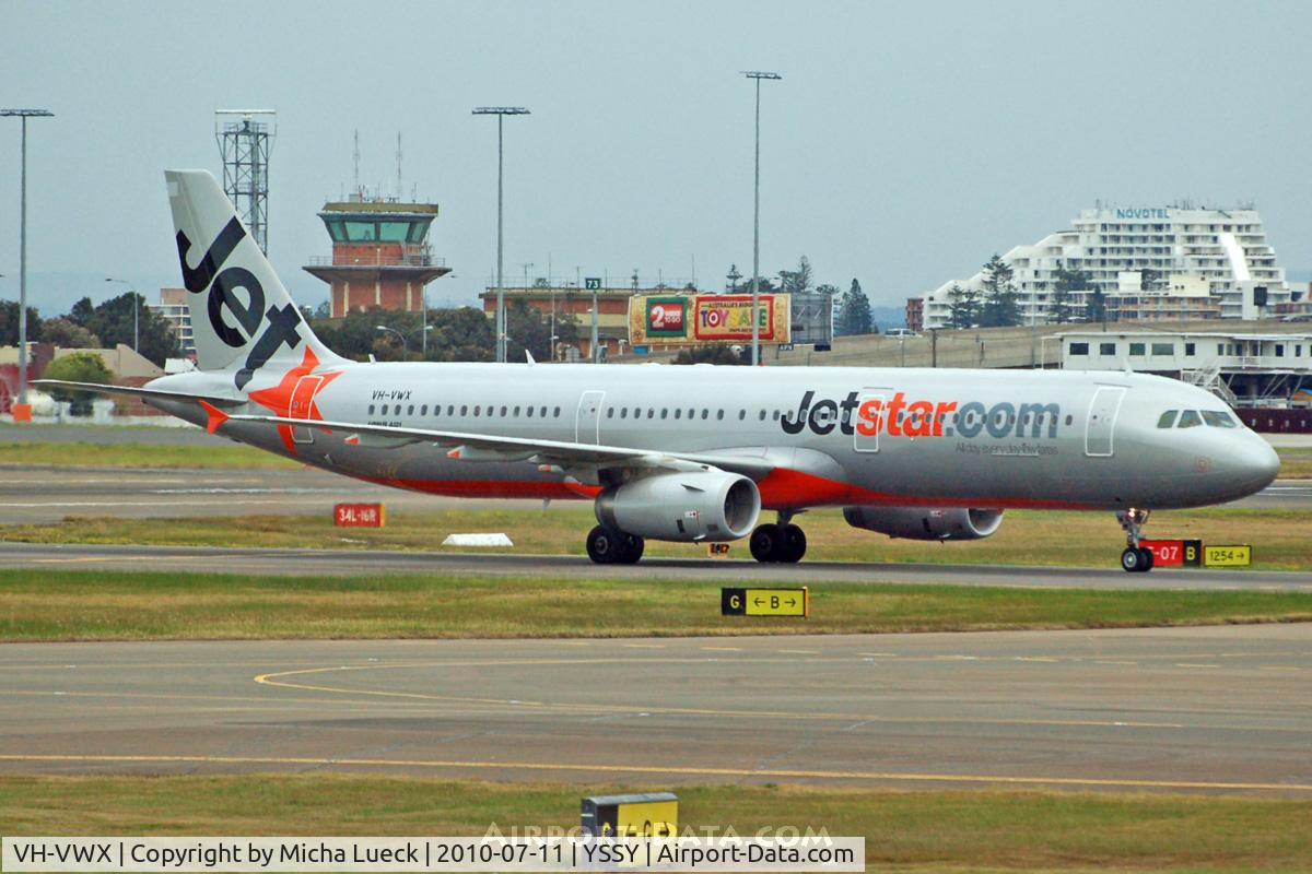 VH-VWX, 2009 Airbus A321-231 C/N 3899, At Sydney