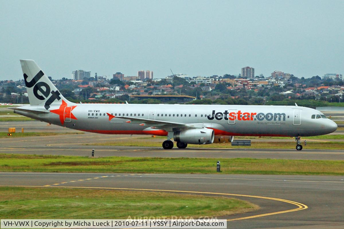 VH-VWX, 2009 Airbus A321-231 C/N 3899, At Sydney
