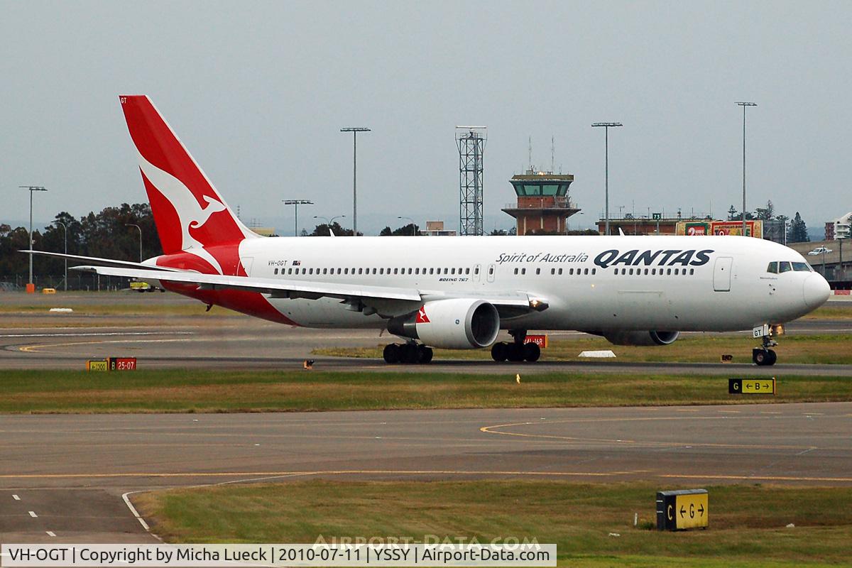 VH-OGT, 1998 Boeing 767-338 C/N 29117, At Sydney
