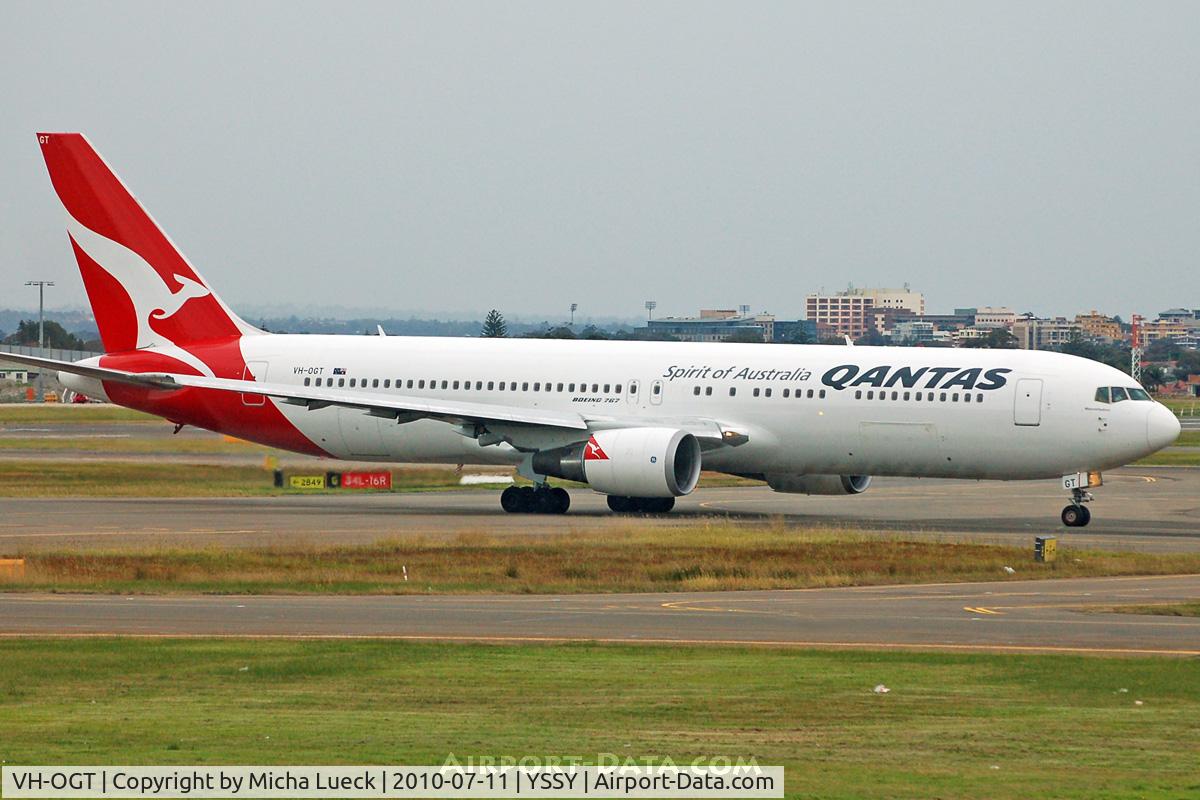 VH-OGT, 1998 Boeing 767-338 C/N 29117, At Sydney