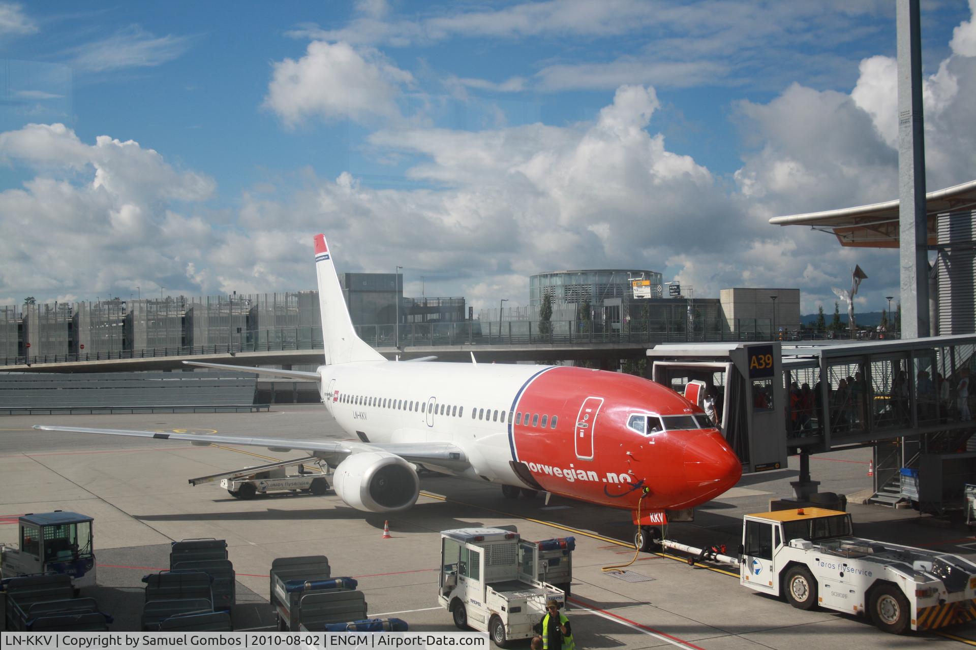 LN-KKV, 1993 Boeing 737-3Y5 C/N 25613, DY1502 to Praha (PRG) on Gate A39 in Oslo/Gardermoen (OSL).....LN-KKV....Boeing 737-300....Røros Flyservice Ground Handling....:)