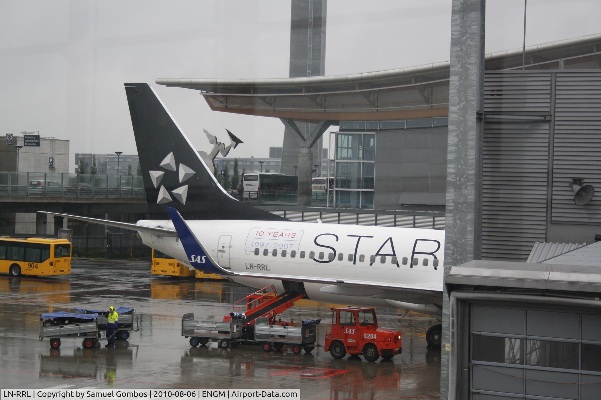 LN-RRL, 2003 Boeing 737-883 C/N 28328, Scandinavian Airlines on Gate A39....LN-RRL soon ready for departure to Milano/Malpensa (MXP) from Oslo/Gardermoen (OSL)...Rainy day!:(...The Control Tower in the background:)