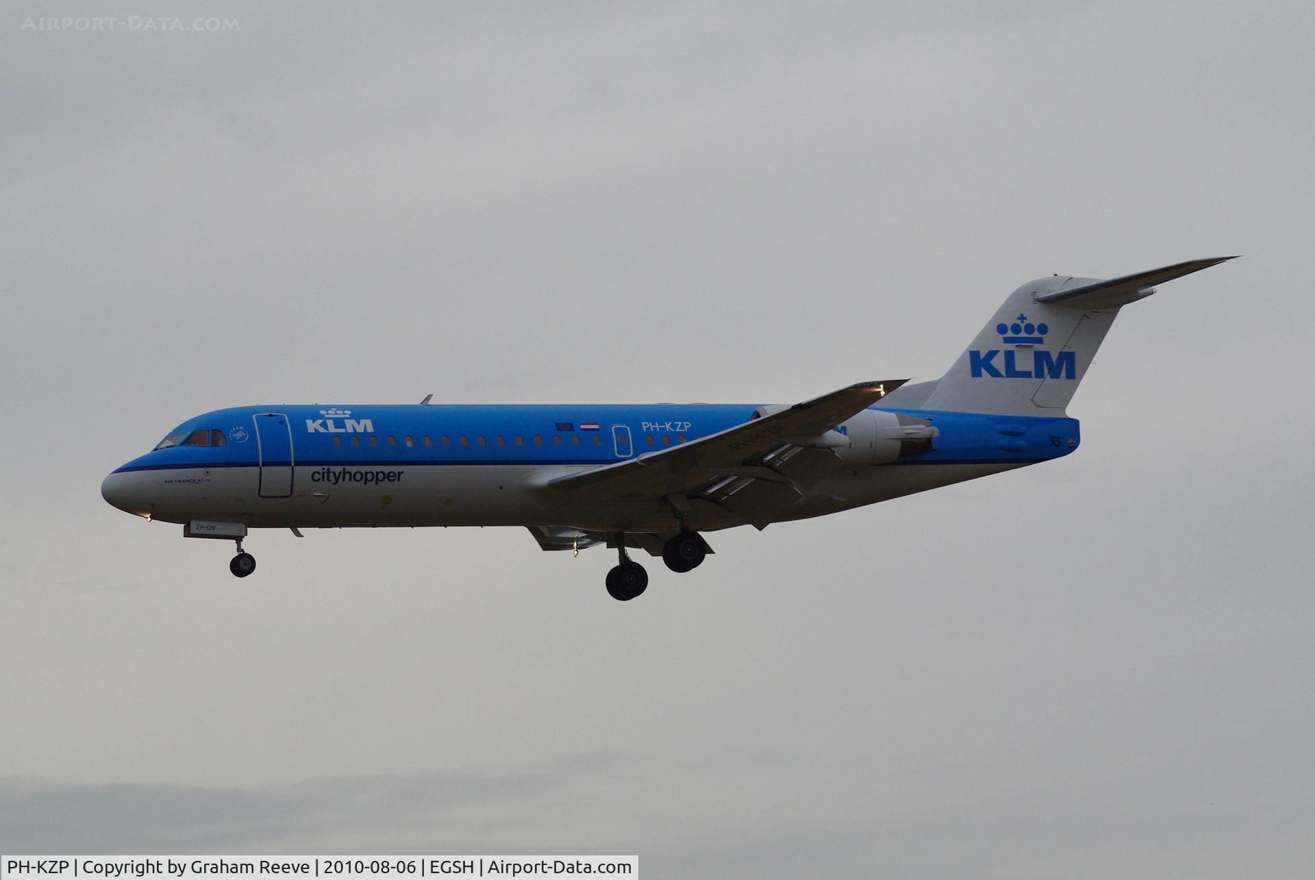 PH-KZP, 1995 Fokker 70 (F-28-0070) C/N 11539, Landing at Norwich.