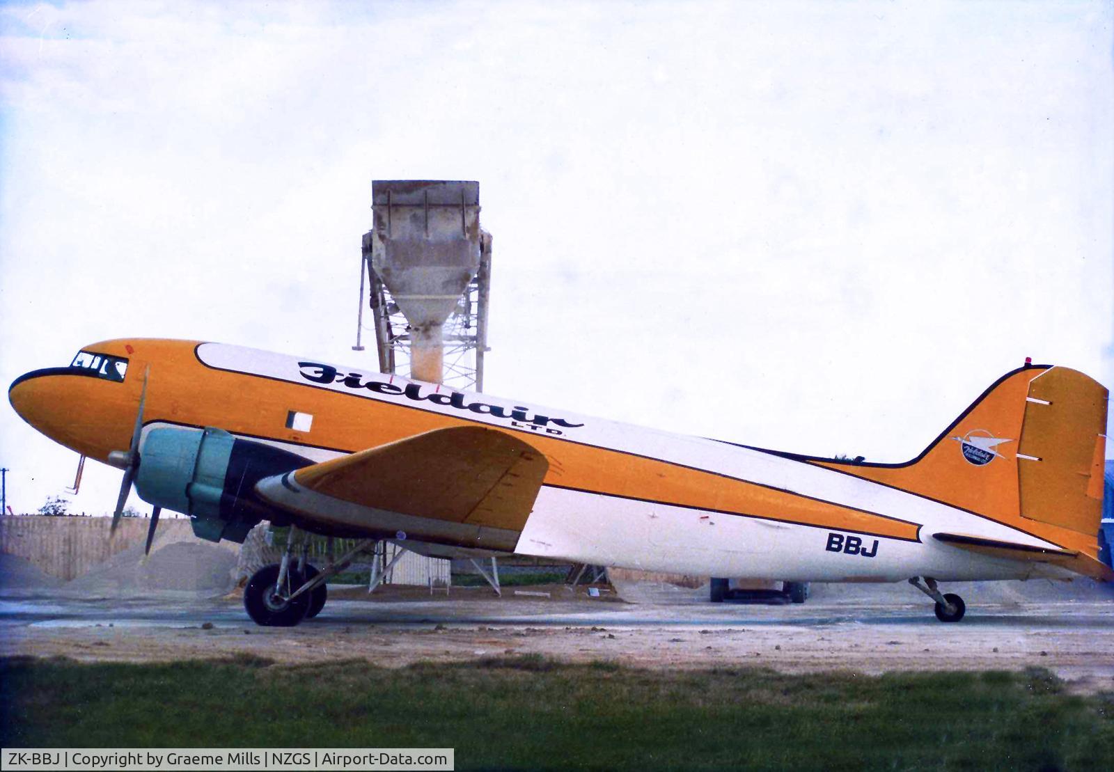 ZK-BBJ, 1945 Douglas DC-3 C/N 34222, BBJ loading at Gisborne with Bruce Thompson 1985