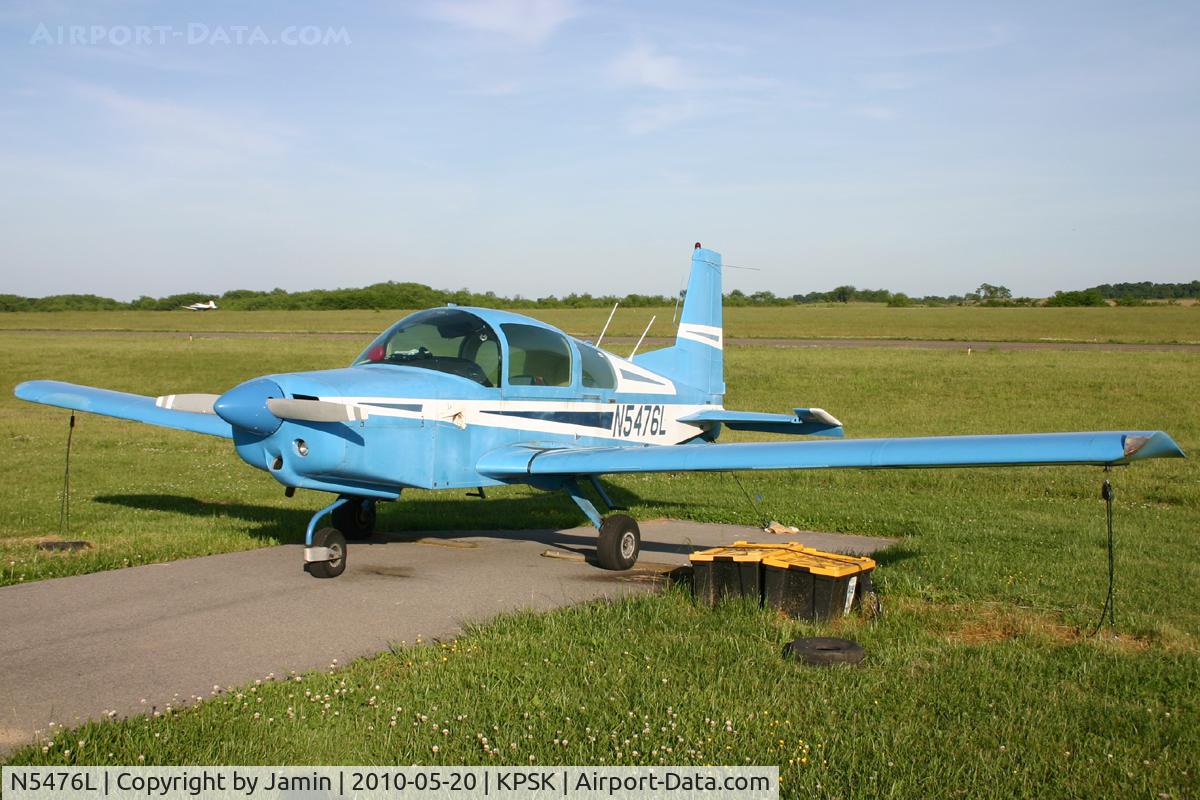 N5476L, 1973 Grumman American AA-5 Traveler C/N AA5-0376, With a landing Mooney in the background.
