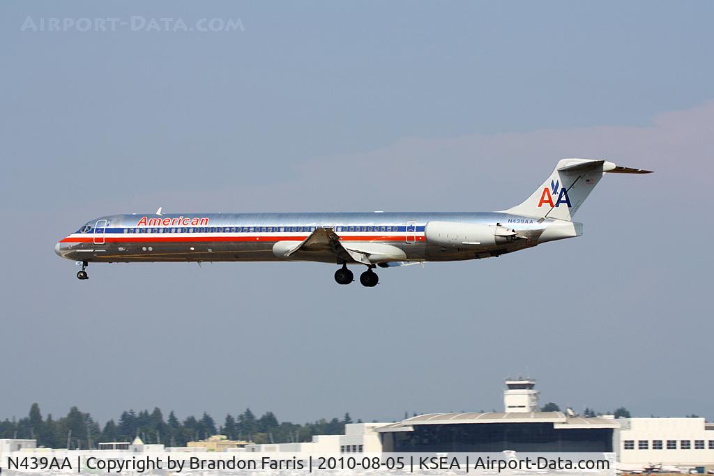 N439AA, 1987 McDonnell Douglas MD-83 (DC-9-83) C/N 49457, Coming in on 34L with the terminal peaking in the background.