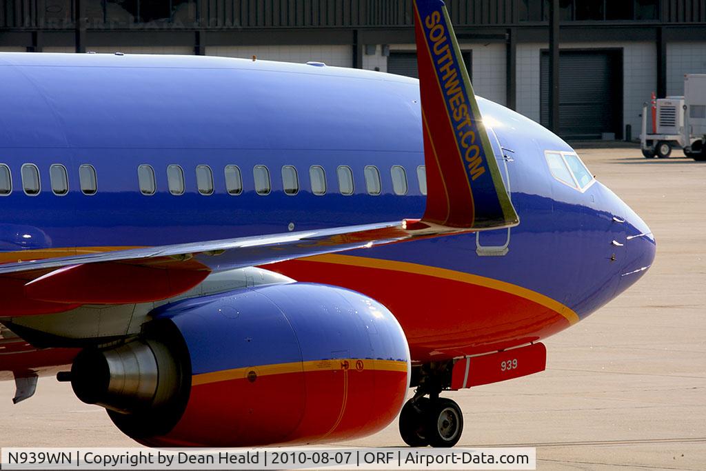 N939WN, 2009 Boeing 737-7H4 C/N 36646, Southwest Airlines N939WN (FLT SWA1788) taxiing to the gate after arrival from Orlando Int'l (KMCO).