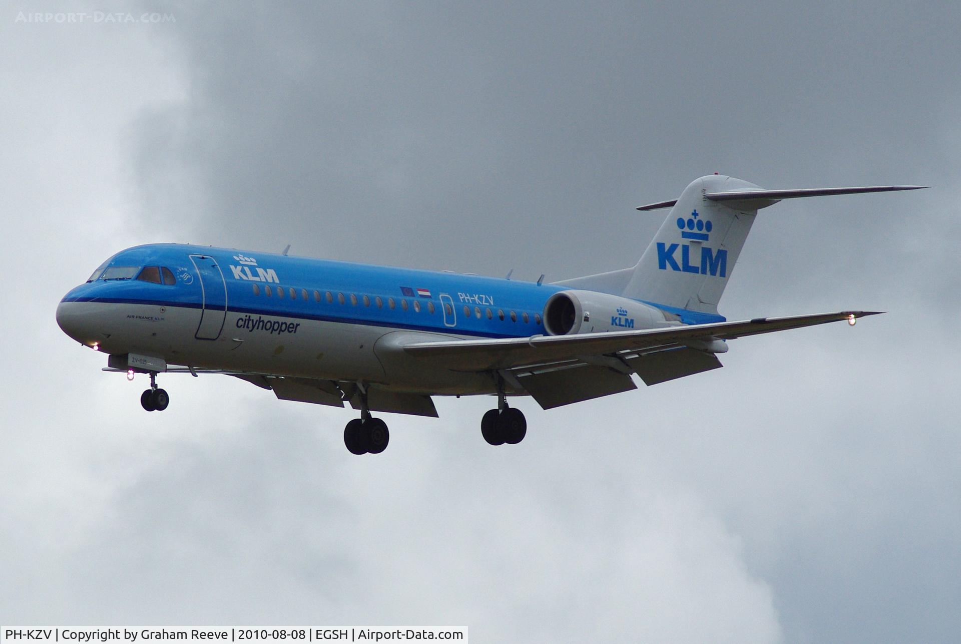 PH-KZV, 1995 Fokker 70 (F-28-0070) C/N 11556, Landing at Norwich.