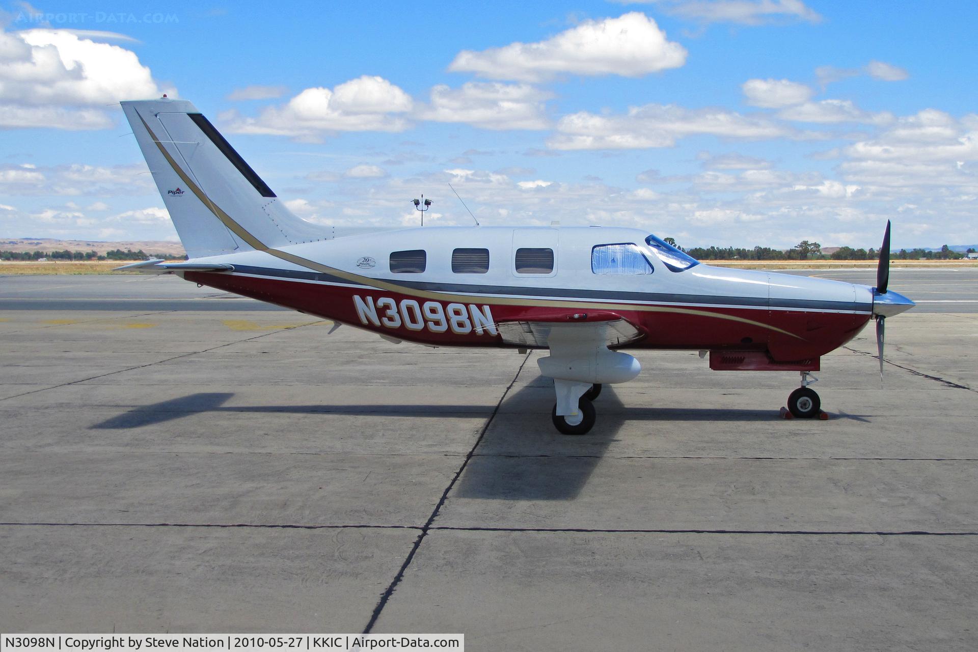 N3098N, 2004 Piper PA-46-350P Malibu Mirage C/N 4636357, 2004 Piper PA 46-350P, c/n: 4636357 on visitor's ramp