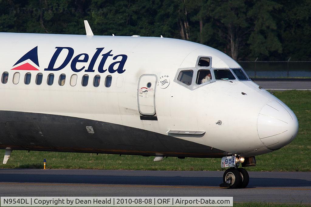 N954DL, 1990 McDonnell Douglas MD-88 C/N 49885, Forebody shot of Delta Air Lines N954DL (FLT DAL1238) as she taxis to the gate after arrival from Hartsfield-Jackson Atlanta Int'l (KATL). You can clearly see the nose strake, which is found on DC-9 Series 80 and later models.